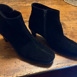 La Canadienne Suede Booties Used and in Perfect Condition Women's size 9